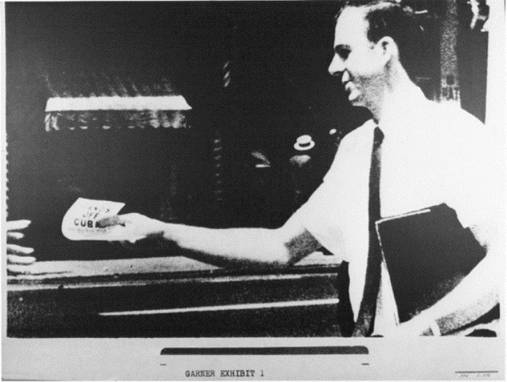 Oswald handing out Hands Off Cuba leaflets summer '63 before JFK hit.